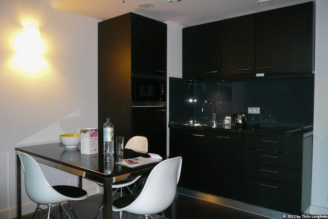 Küche mit Essecke Adina Apartment Hotel Berlin Hackescher Markt