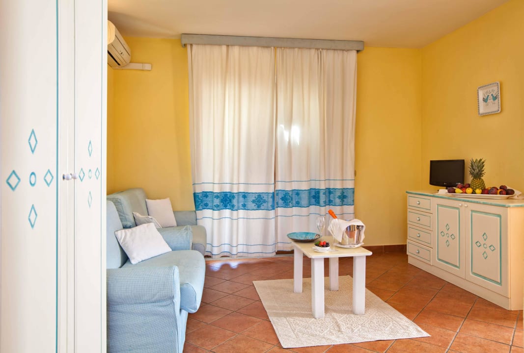 FAMILYROOM LOUNGE SOFA BEDROOM  Hotel La Funtana