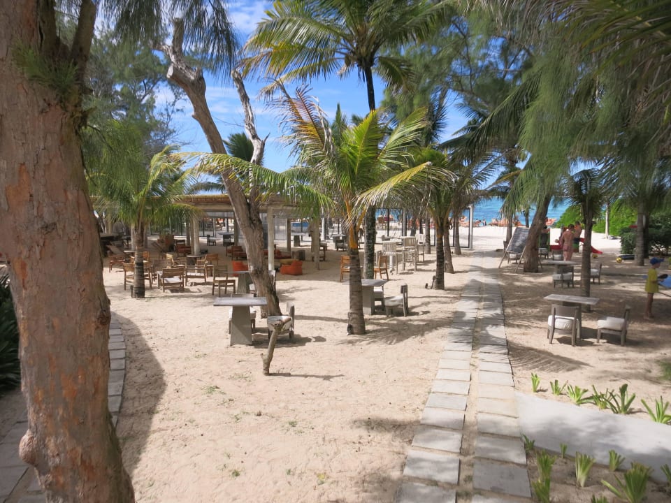 Der Weg vom Garten zur Beachbar Friday Attitude