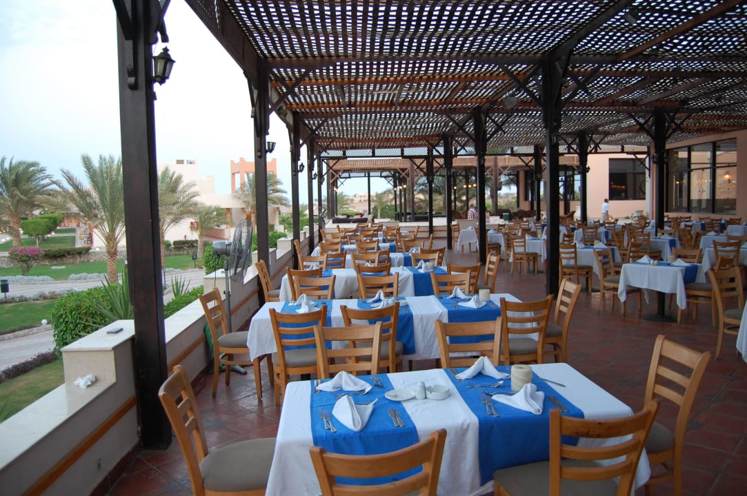 Teil der Restaurantterrasse Three Corners Sea Beach Resort