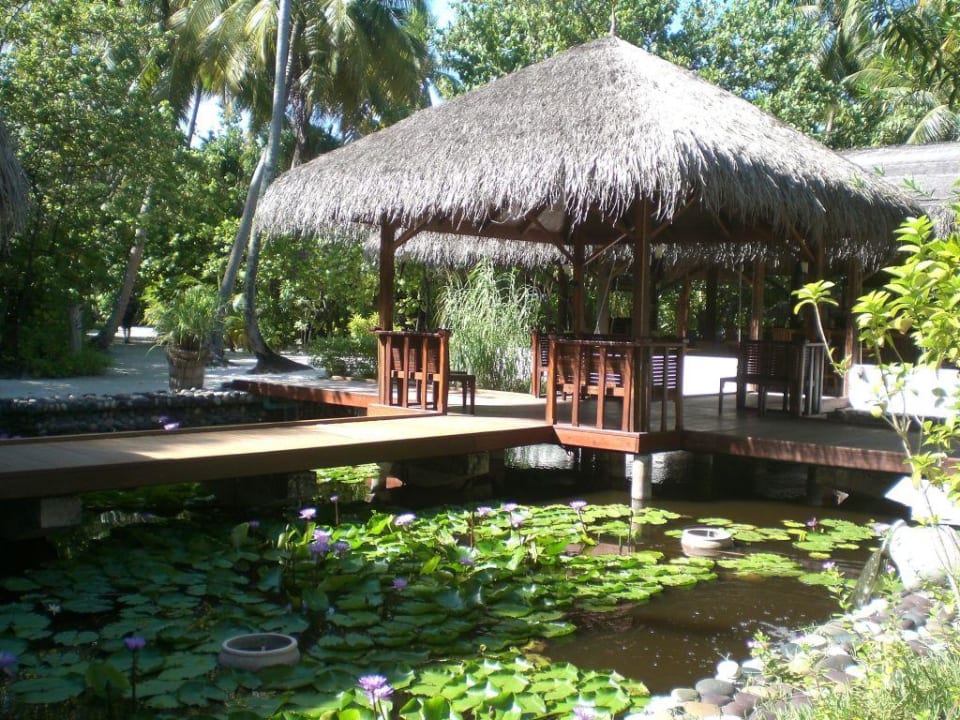 Weg zum Hauptrestaurant Filitheyo Island Resort