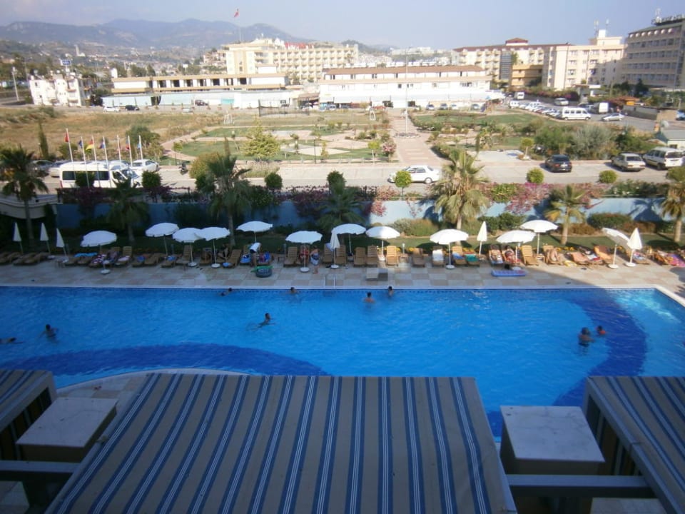Ausblick aus dem Zimmer zur Poolseite Solivia Hotel