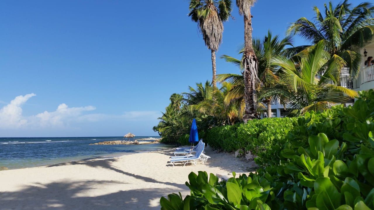 Strand bei den Hibiscus Villen Half Moon