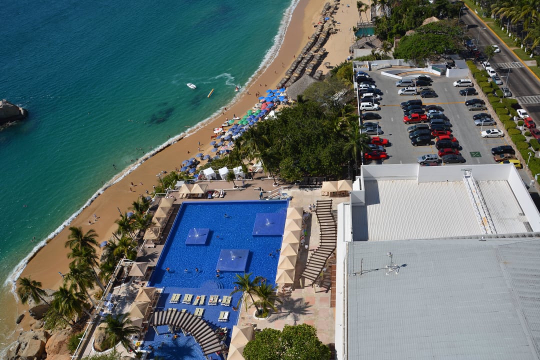 Вид с балкона на бассейн и пляж Fiesta Americana Villas Acapulco