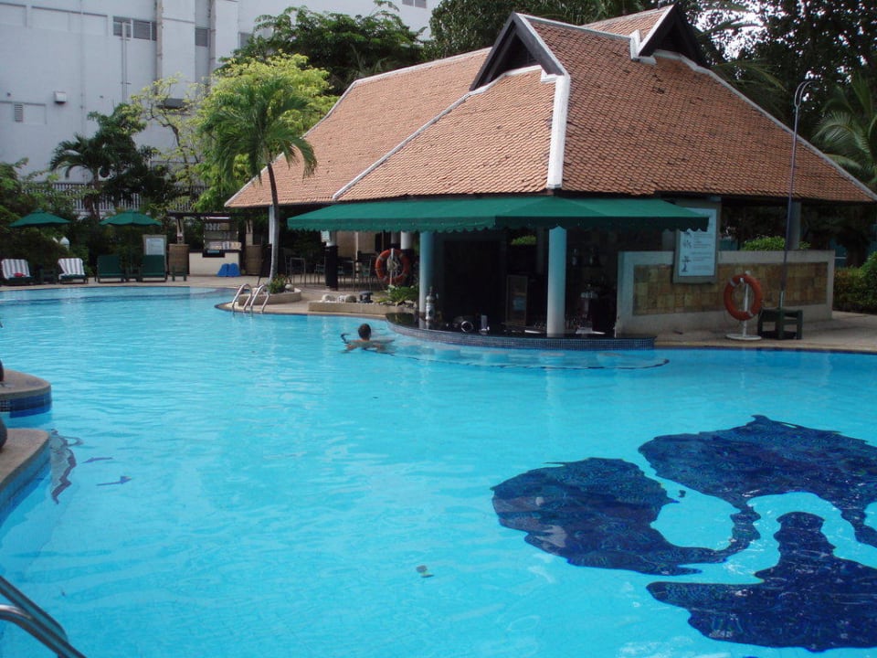 Poolbar Royal Orchid Sheraton Hotel & Towers