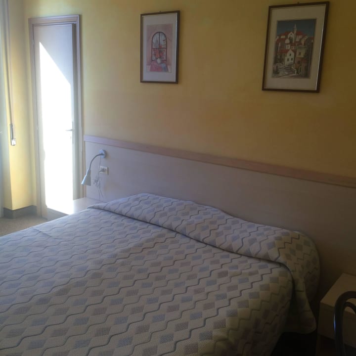 Bett mit den einzigen Steckdosen Hotel Rosmari