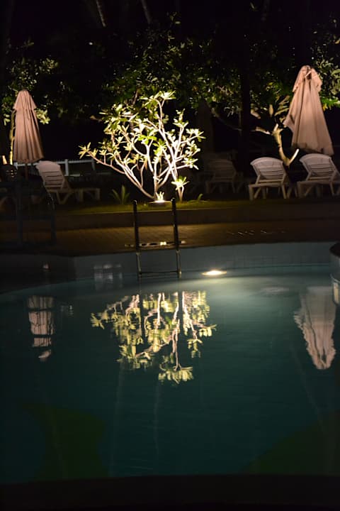 Pool in der Nacht Turyaa Kalutara
