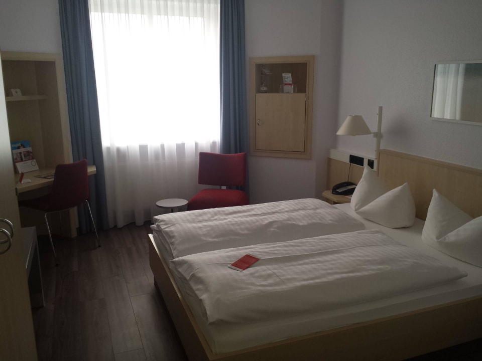 Bett und Minibar IntercityHotel Rostock