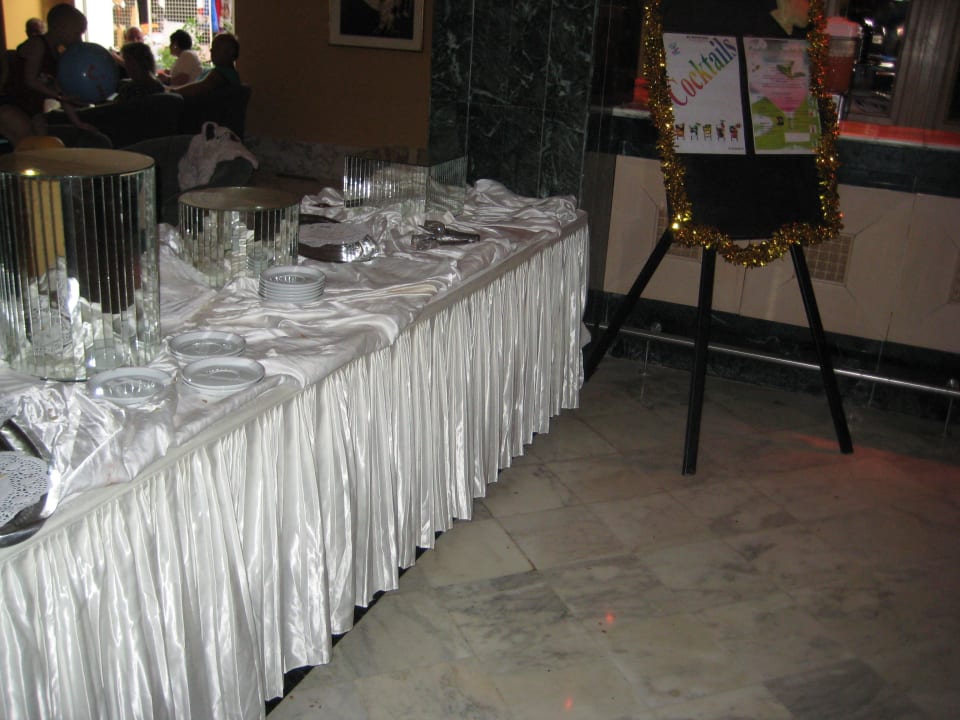 Tisch für den 15 h Kuchen im Coffee Shop Guellala Hotel El Mouradi Djerba Menzel