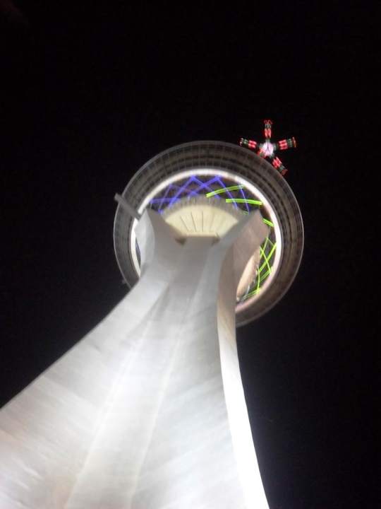 Tower mit Karussell bei Nacht The STRAT Hotel, Casino and SkyPod