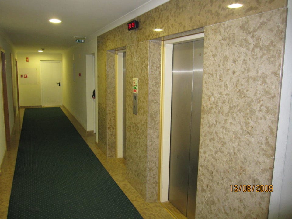 Hotelflur und Aufzüge Jupiter Algarve Hotel