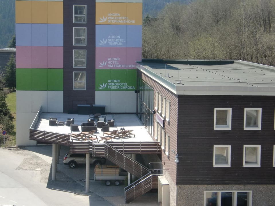 Sonnenterrasse am Schwimmbad AHORN Hotel Am Fichtelberg