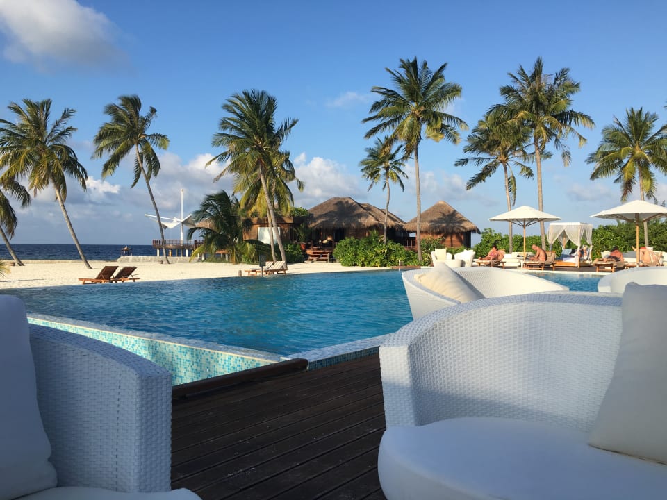 Pool Outrigger Maldives Maafushivaru Resort