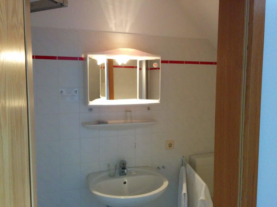 Der Minispiegelschrank - einzige Lampe im Bad Hof von Oldenburg