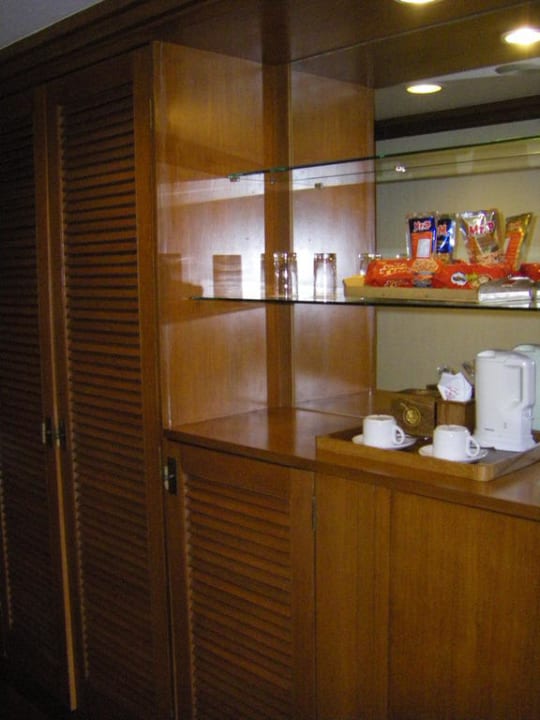 Kleiderschrank und Minibar Ayodya Resort Bali