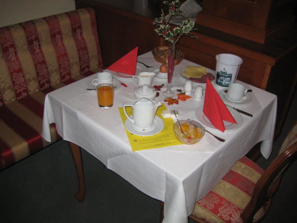 Ein Blick auf den gedeckten Tisch am Morgen Hotel Imperial Binz