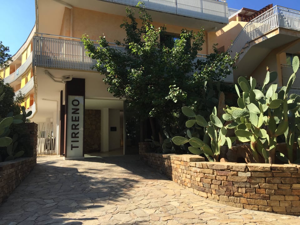 Eingang zum Hotel Tirreno Resort