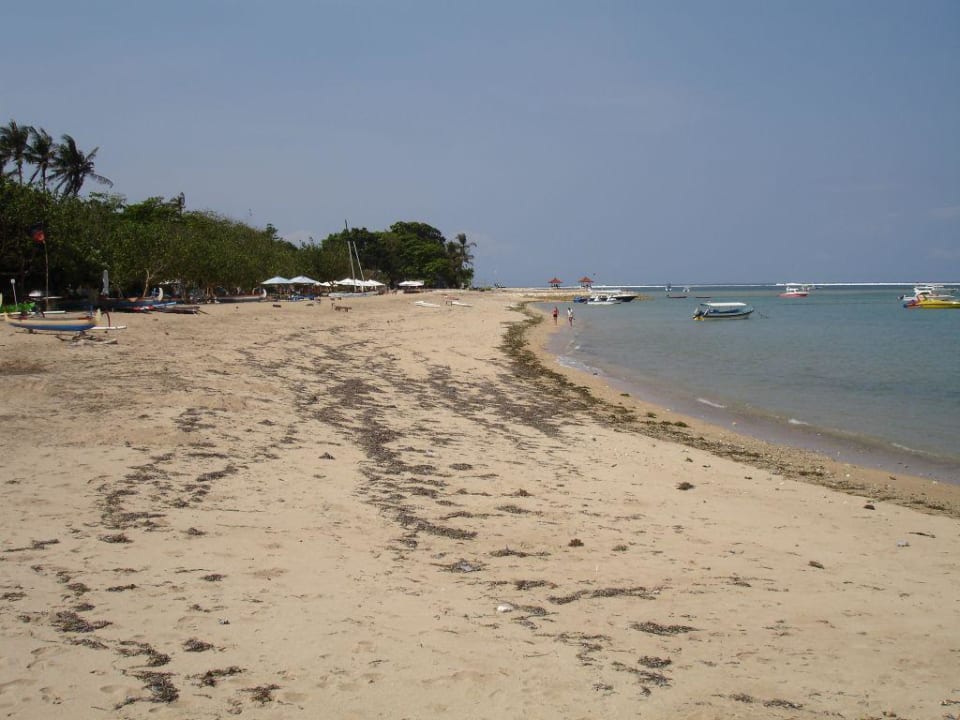 Strand vor dem Hotel Puri Santrian