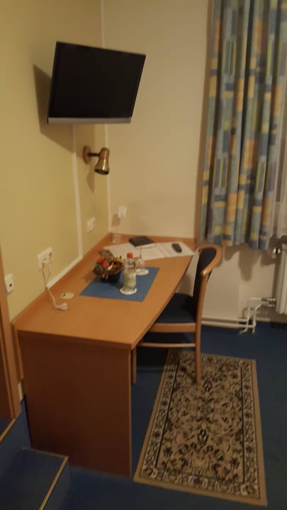Schreibtisch und TV Landgasthof Merje