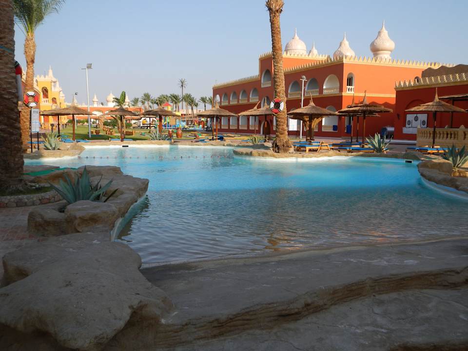Pool bei 800 Pickalbatros Alf Leila Wa Leila Resort - Neverland Hurghada