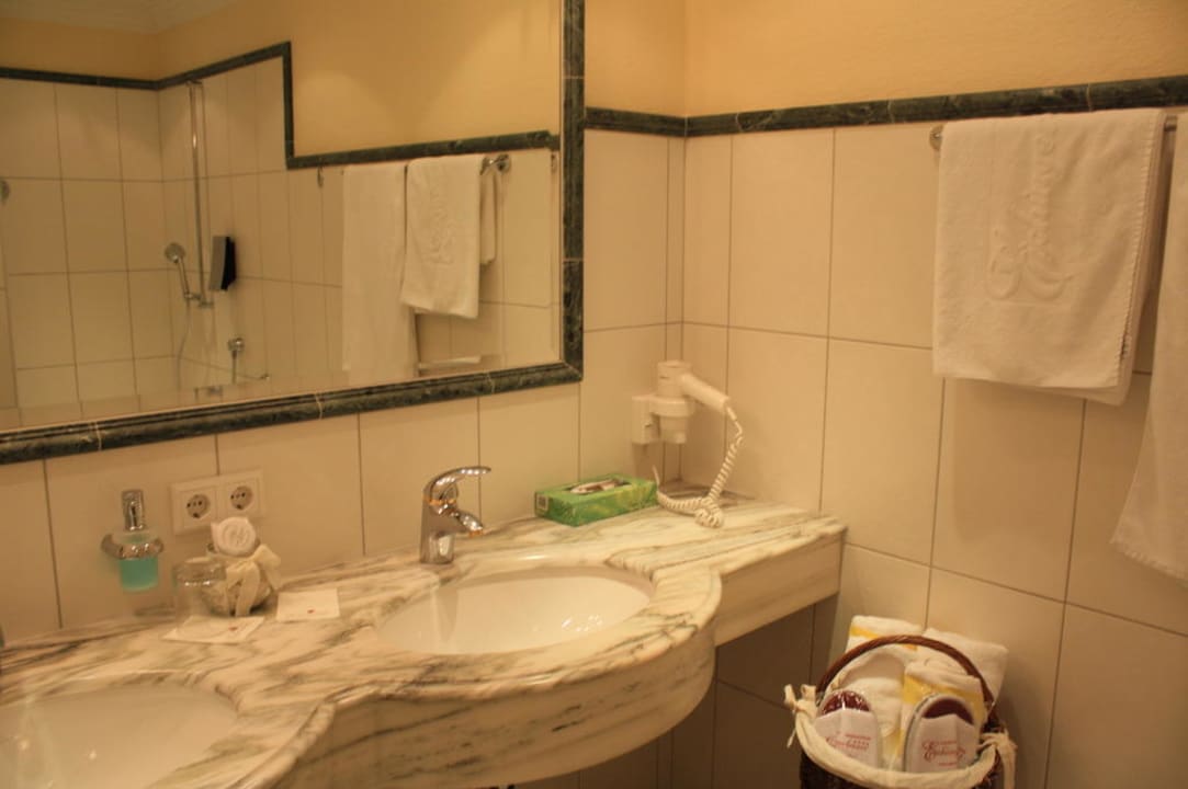 Bad mit Doppelwaschbecken Hotel Eichingerbauer