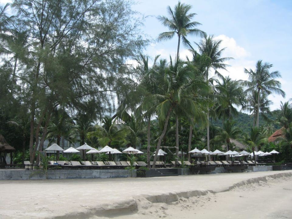 Blick vom Meer auf den Strandabschnitt Hotel The Dewa Koh Chang