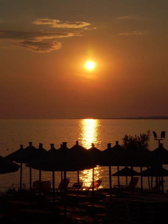 Sonnenuntergang am Strand Istion Club & Spa