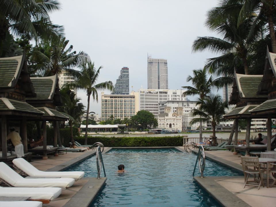 Pool am Tage mit Blick zum Oriental Hotel Hotel The Peninsula Bangkok
