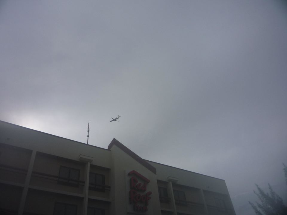 Flugzeuge über dem Hotel Red Roof Plus Miami Airport