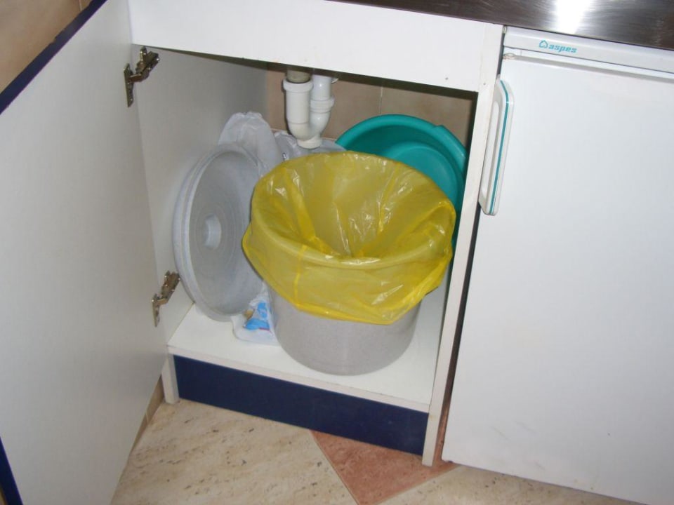 Mülleimer in Küche unter Spüle Parque Nereida Suites Hotel