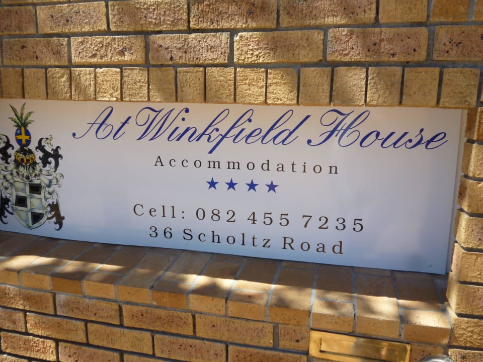 Eingangsschild At Winkfield House