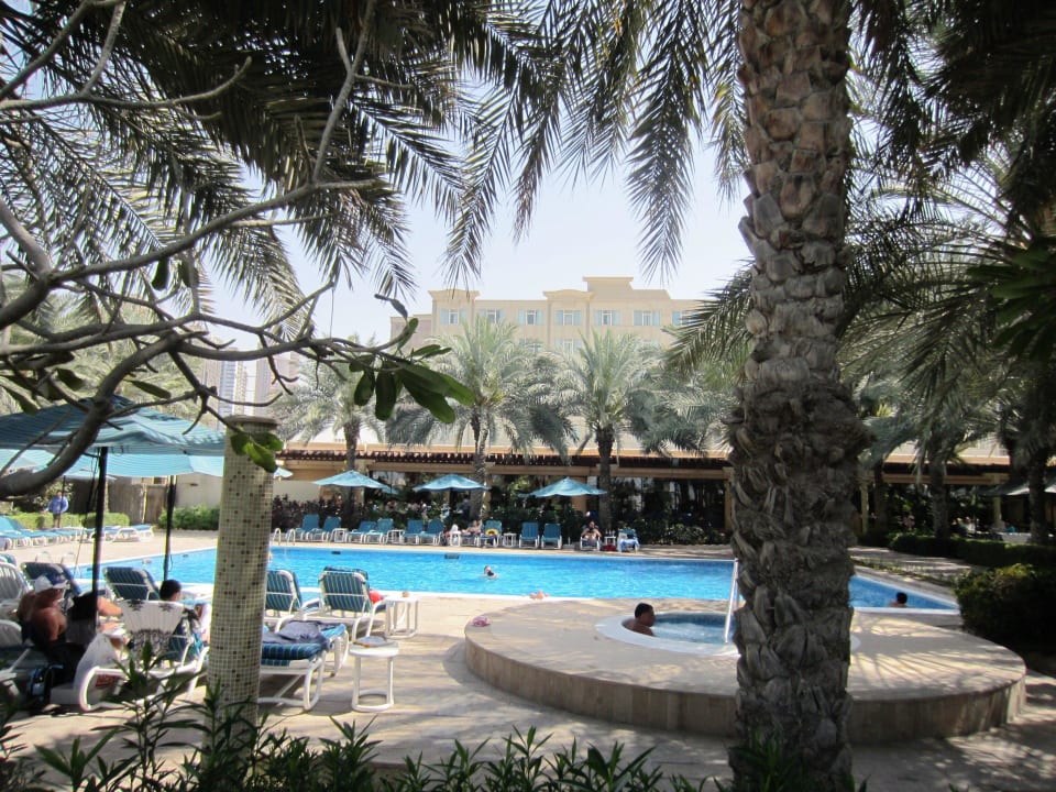 Rund um das Pool Coral Beach Resort Sharjah