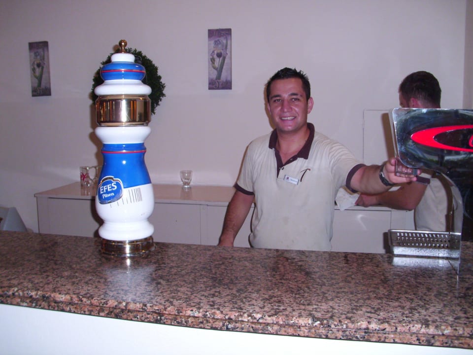 Ein sehr netter Kellner  Club Turtas Beach Hotel