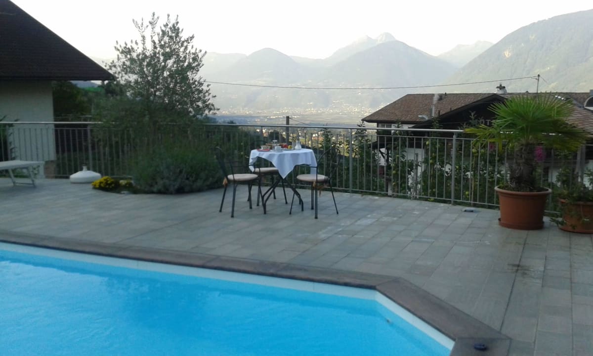 Frühstück am Pool vor herrlichem Panorama Residence Walchhof