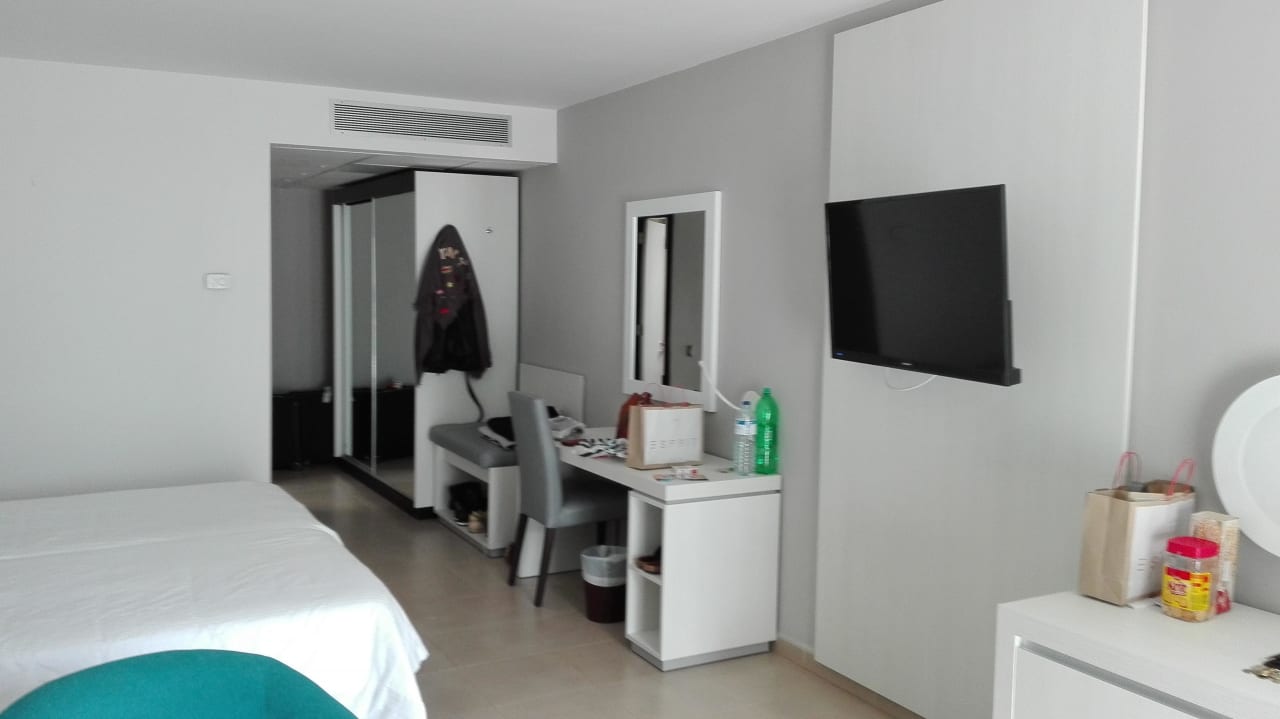 TV und Schreibtisch  Hotel Las Costas