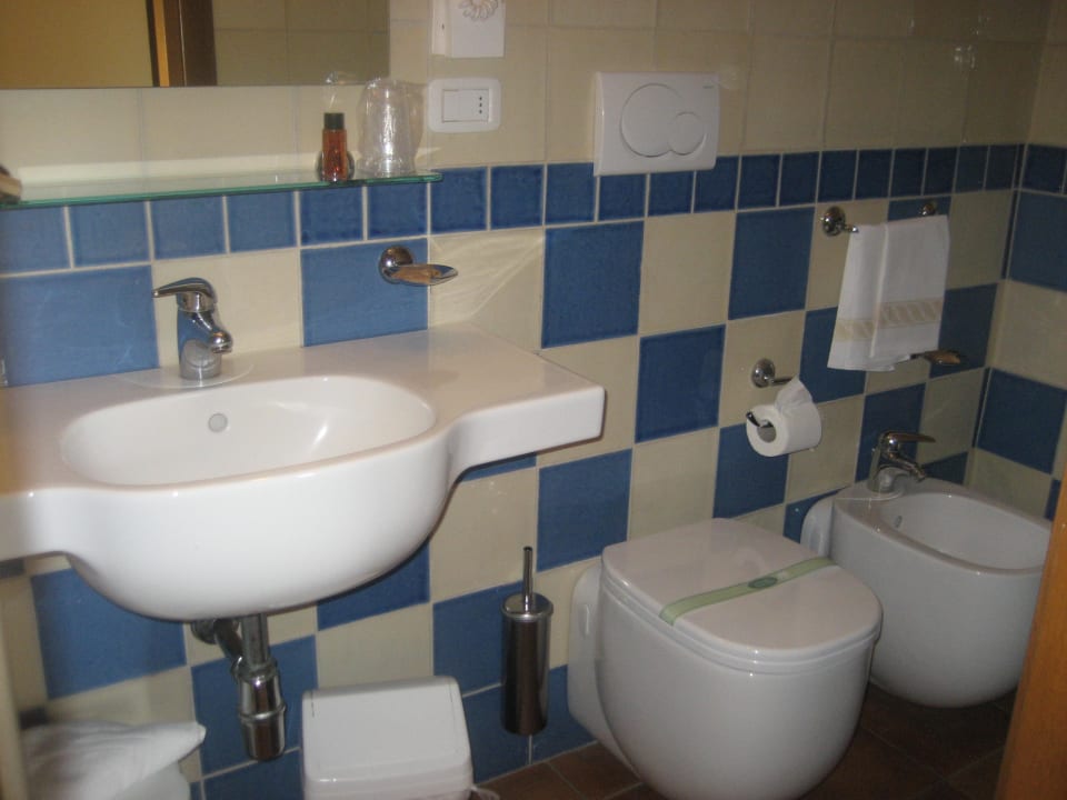 Relativ neues und schönes Duschbad Hotel More Di Cuna