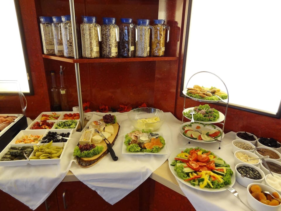 Frühstücksbuffet und noch kein Ende in Sicht Stadt-gut-Hotel Rheinischer Hof