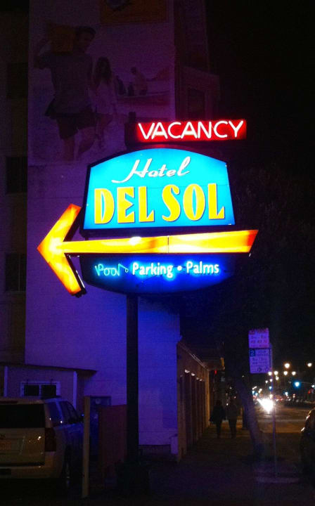 Straßenschild Hotel Del Sol