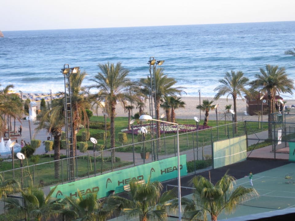 Vom Balkon auf den Strand Riviera Hotel & Spa