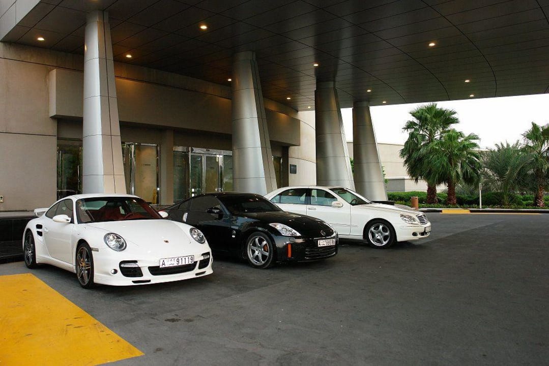 Eingang Hotel Le Meridien Al Aqah Beach Resort