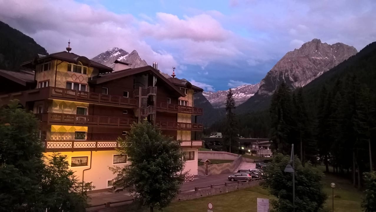 Am späten Abend hinter dem Hotel Schlosshotel Dolomiti