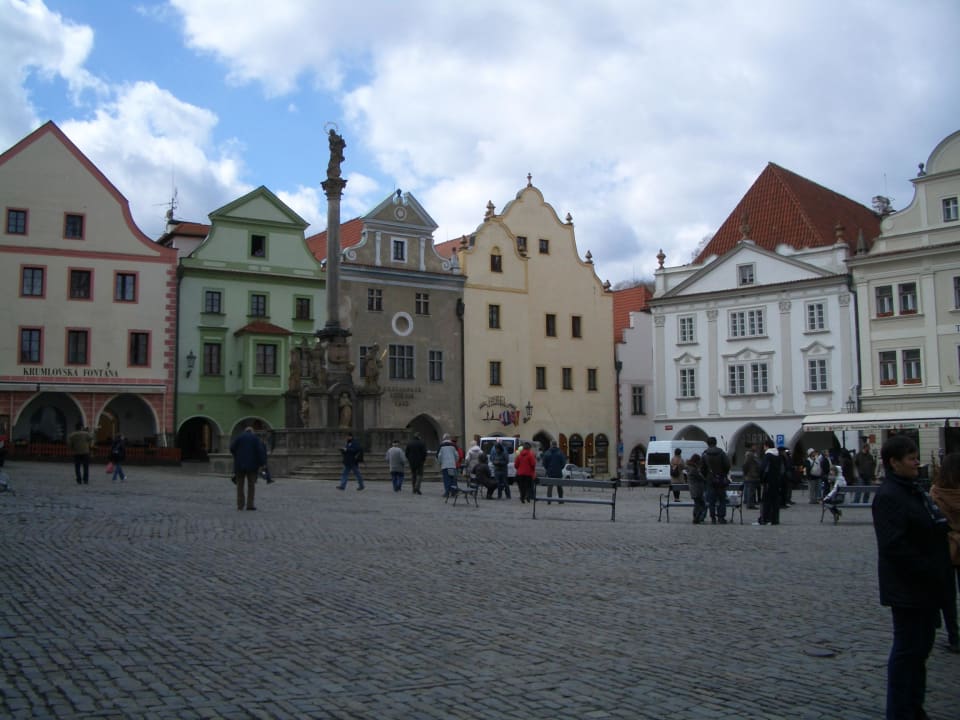 Das Hotel (das beige Gebäude rechts vom Denkmal) Hotel Zlatý Anděl