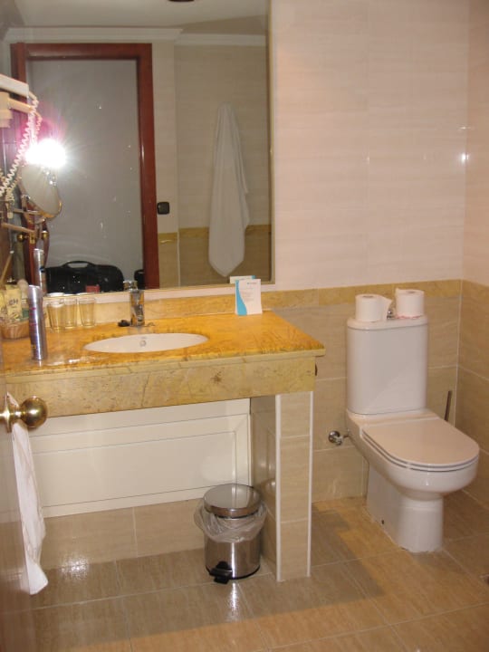 Geräumiges Badezimmer CM Castell de Mar