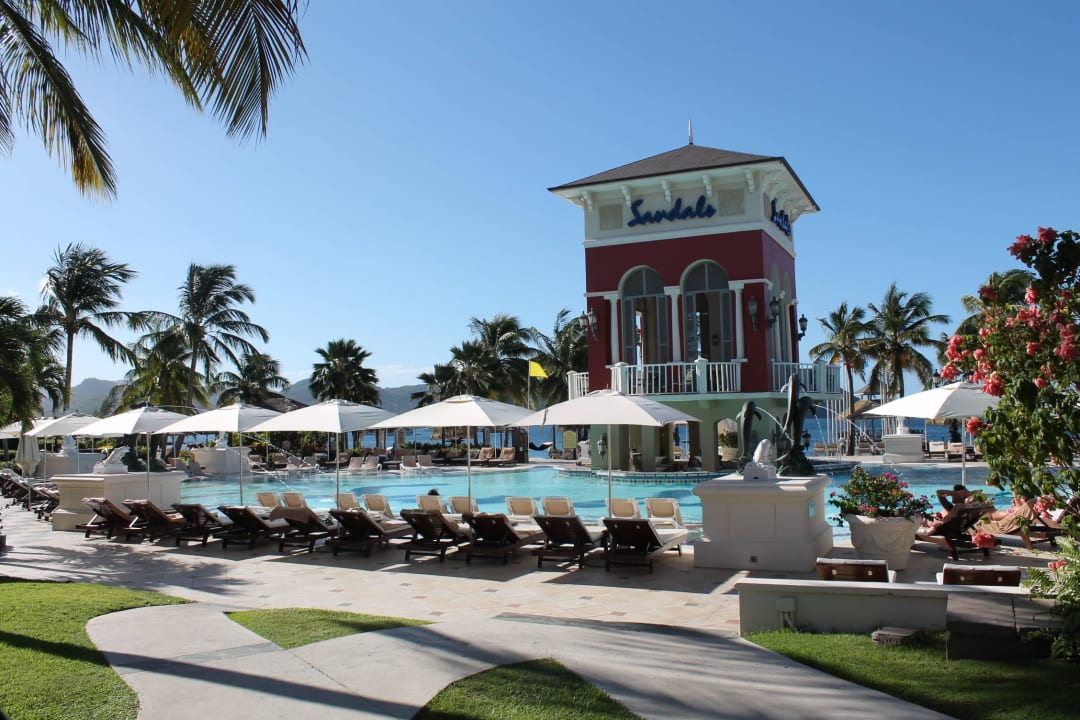 Blick auf Poolbar Sandals Grande St. Lucian