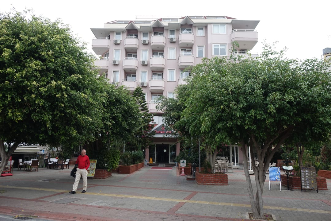 Vorderfront mit Eingang Hotel Kahya