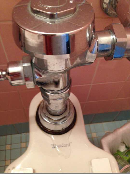 Aus der Toilette trat Wasser aus Geneva Hotel