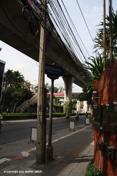 Straße mit Skytraintrasse vorm Hotel Siam@Siam Design Hotel Bangkok