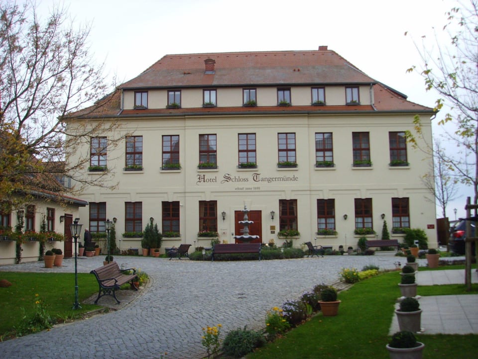 Vorderansicht mit Hoteleingang Ringhotel Schloss Tangermünde