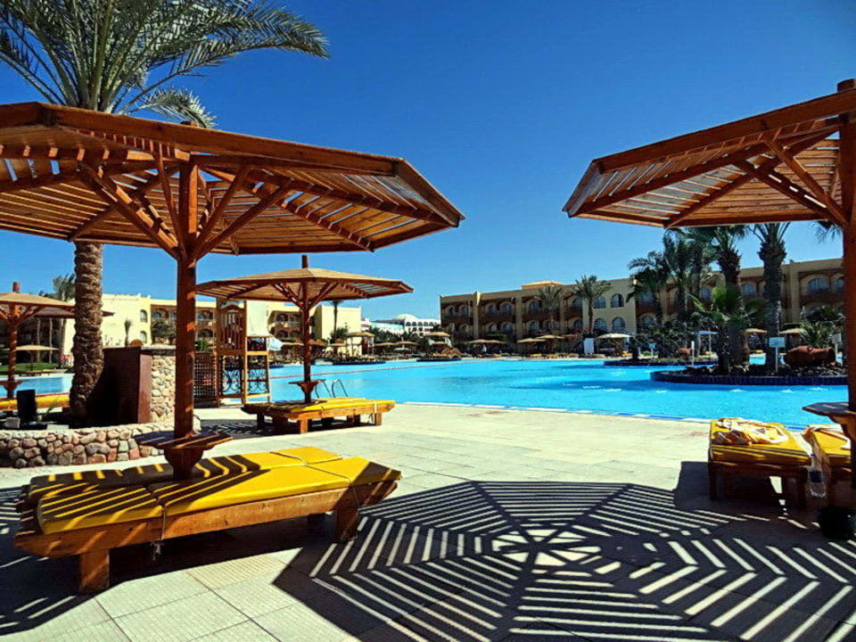 Und noch ein Pool mit Bar Desert Rose