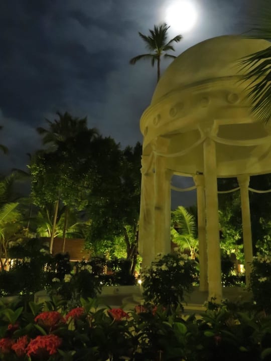 Pavillion bei Nacht Majestic Elegance Punta Cana